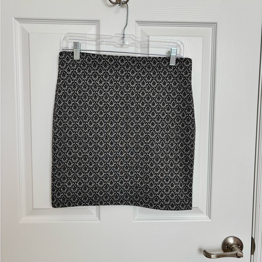 LOFT 17” Black, Gray &  White Patterned Pencil Skirt